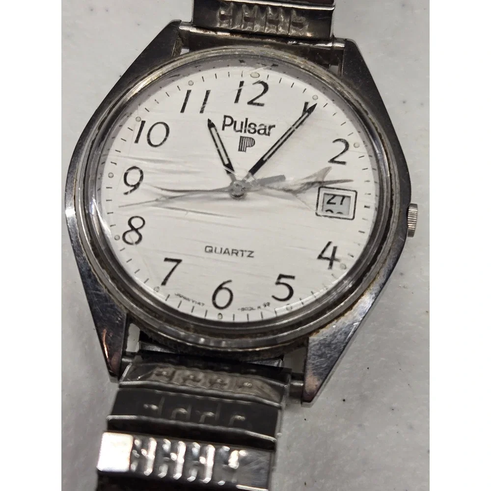 Pulsar V147-8009 A1 Mens Quartz Watch Silver Tone White Dial Date Stretch Band
